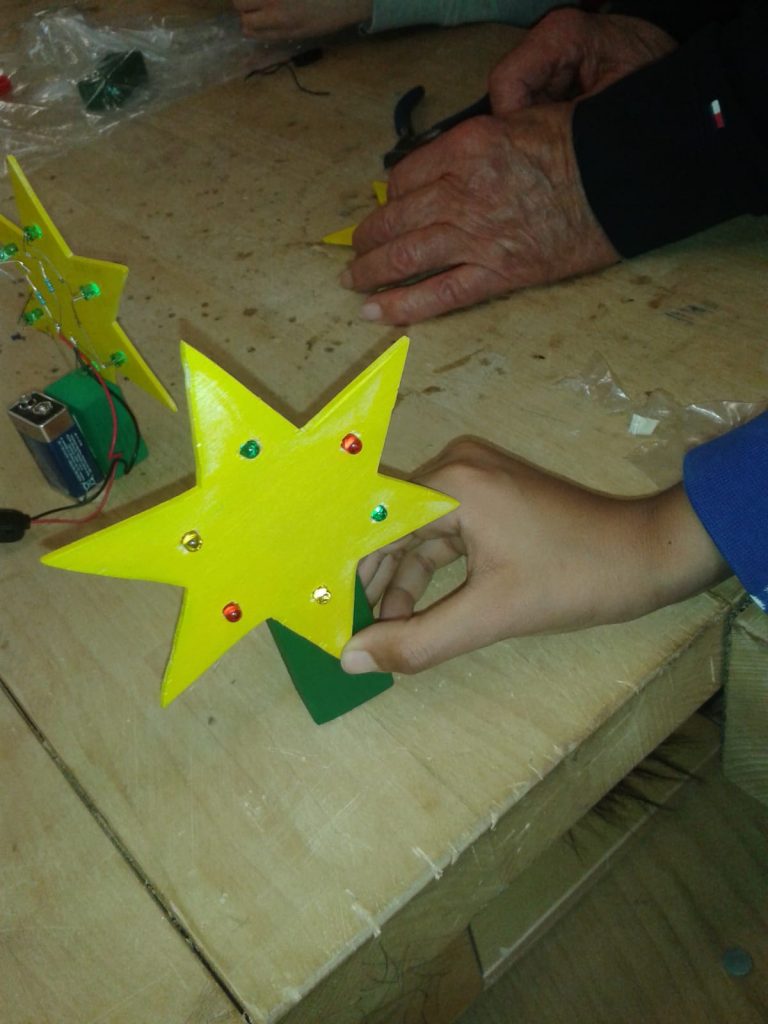 gelber Holzstern mit Leuchtiden von vorne