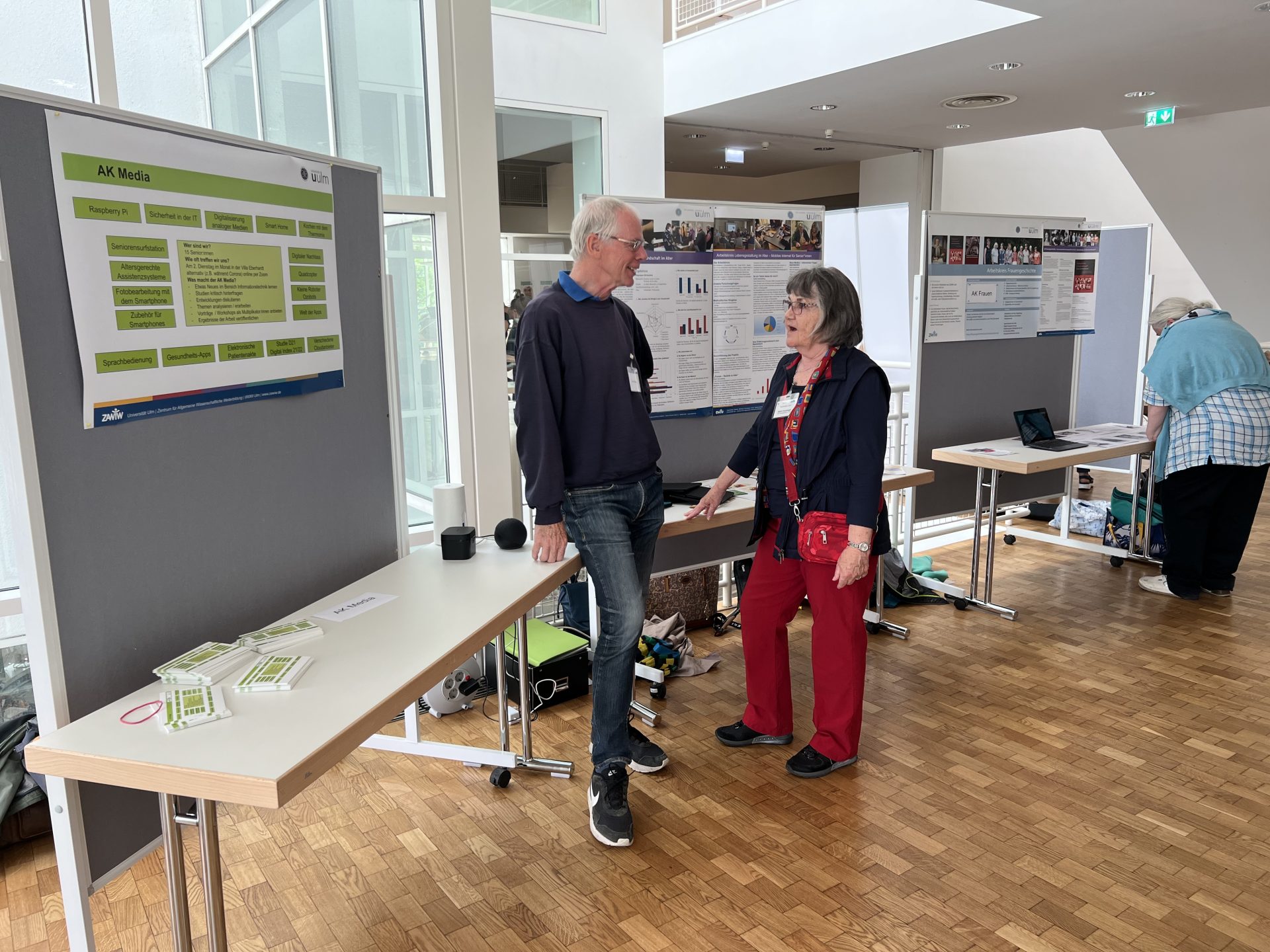 Teilnehmende aus dem Forschenden Lernen beim Aktionstag Bürgerwissenschaften im Gespräch
