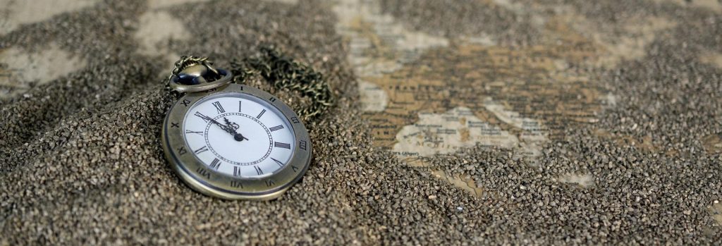 Taschenuhr im Sand