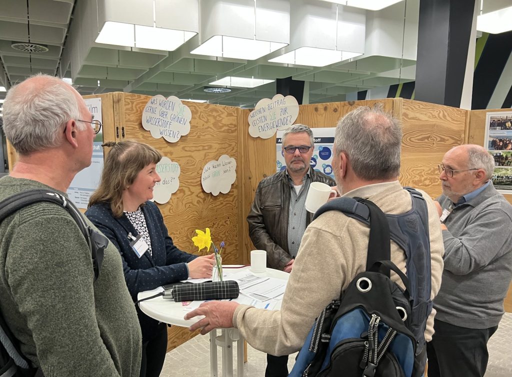Wasserstofflots*innen im Gespräch an einem Infostand