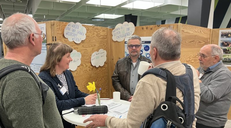 Wasserstofflots*innen im Gespräch an einem Infostand