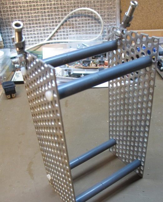 Eigenbausensor aus zwei Edelstahl-Lochblechen im Abstand von 100 mm