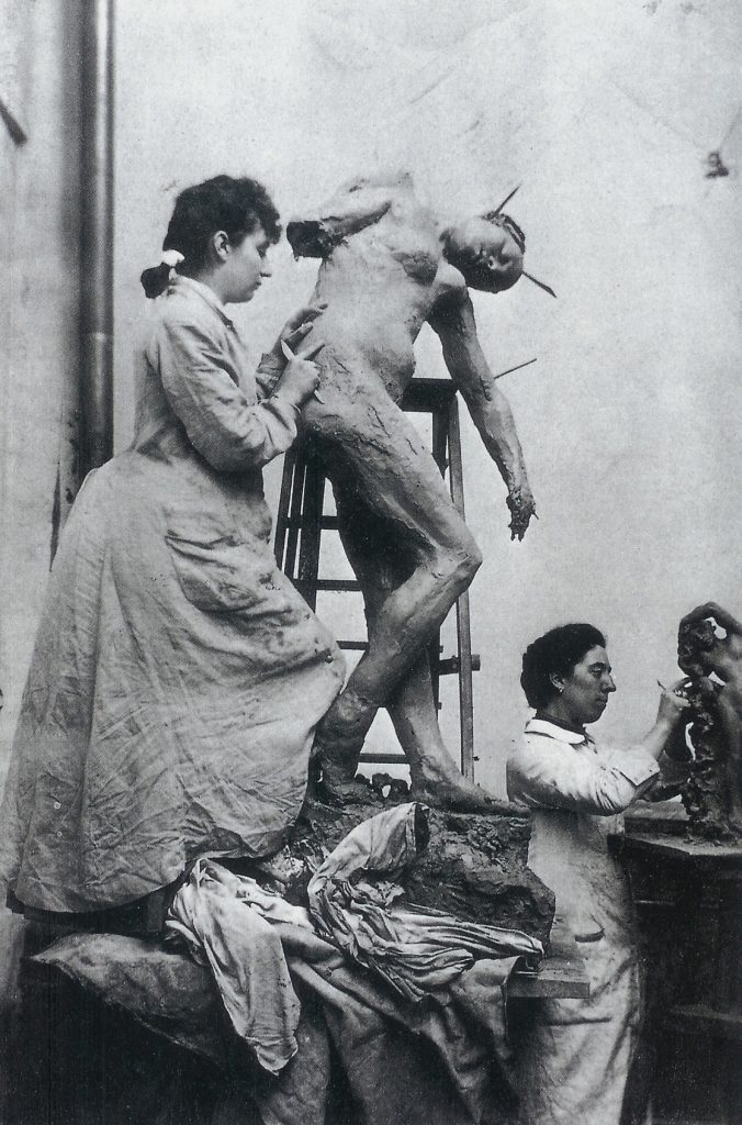 Foto von Camille Claudel in Rodins Atelier, im Hintergrund Jessie Lipscomb
