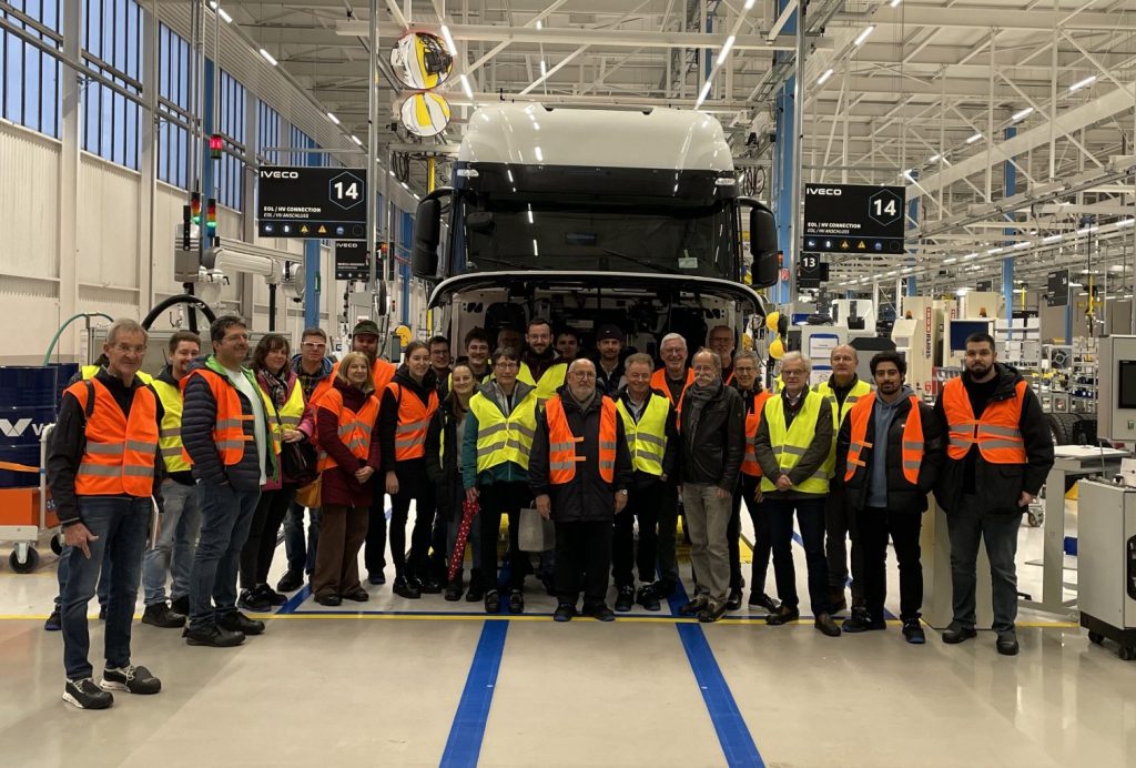 Gruppe zu Gast in Produktionshalle bei IVECO