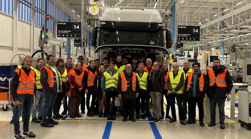 Gruppe zu Gast in Produktionshalle bei IVECO