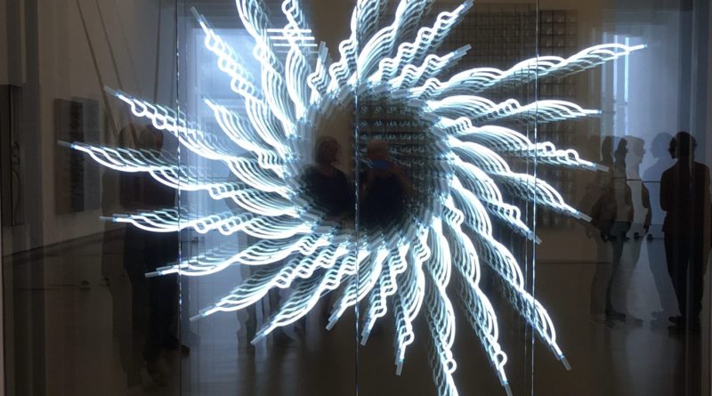 „Morsealphabet 2012“ von Brigitte Kowanz, in der Kunsthalle Weishaupt anlässlich der Ausstellung „Dynamic.Bewegung in der Sammlung“ bis 25.2.24
