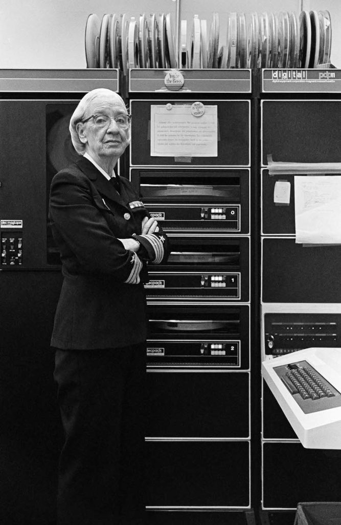 Grace Hopper in ihrem Computerraum in Washington DC, 1978 ©Lynn Gilbert