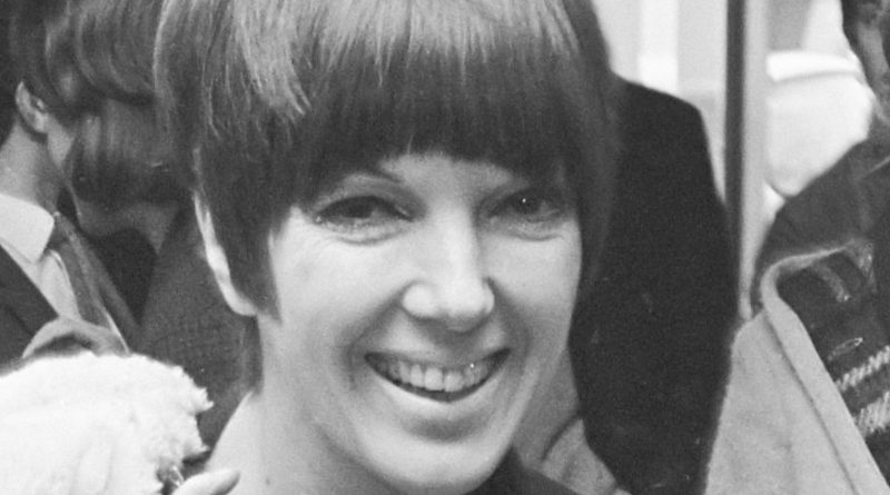 Mary Quant im selbstentworfenen Minikleid, 1966