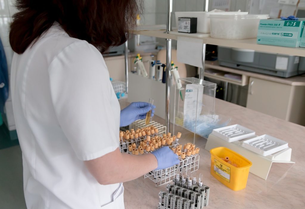 Manuelle Probenbearbeitung in einem Krankenhauslabor