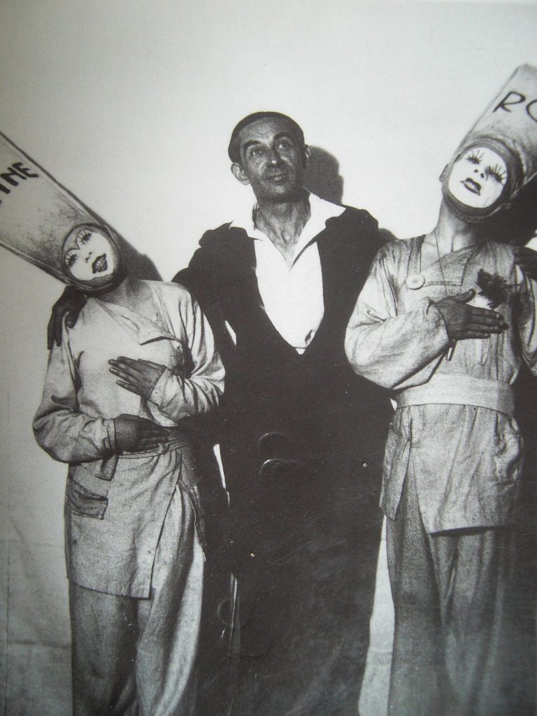 Claude Cahun: „Pierre Albert-Birot entouré des comédiens du Plateau“ 1929,
