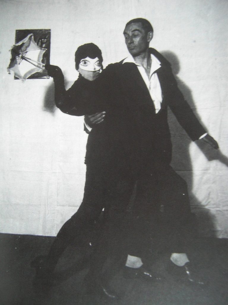 „Pierre Albert-Birot avec la marionnette de Vanna Vanni“ 1929,