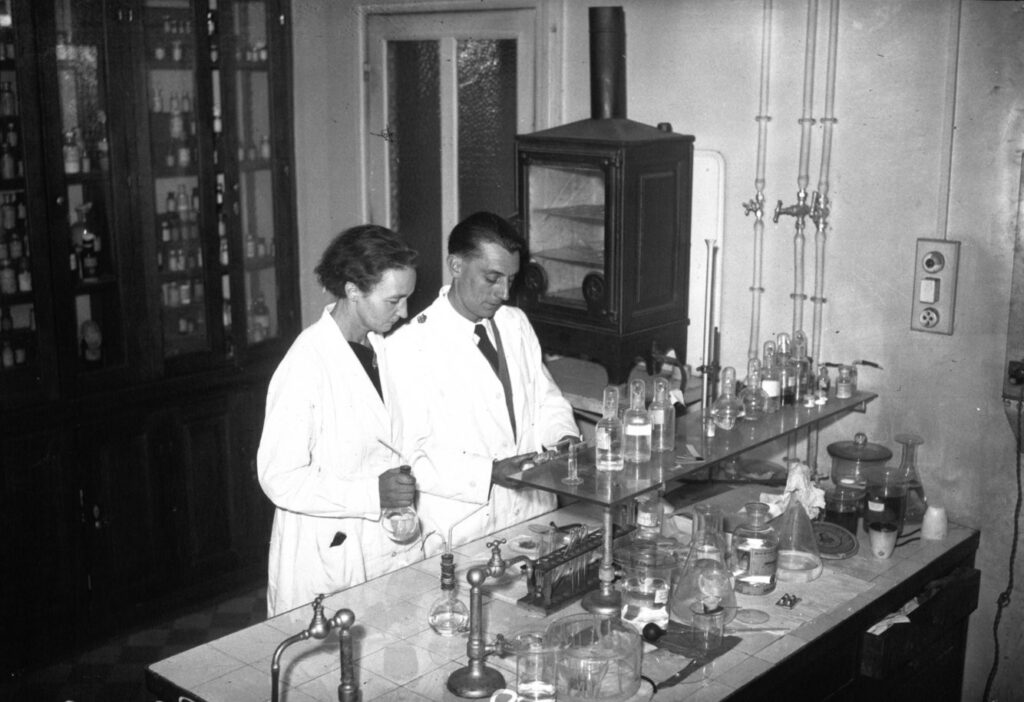 Irène und ihr Mann in ihrem Labor, 1935